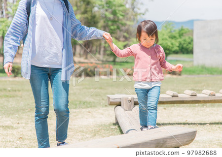 亞洲父母和孩子參加田徑運動（媽媽和孩子） 97982688