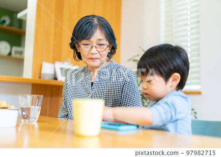 奶奶看孫子 97982715