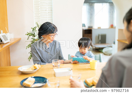 奶奶看孫子 97982716