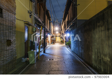 Midnight Hanamikoji in Gion, Kyoto Midnight Hanamikoji in Gion, Kyoto 97983004