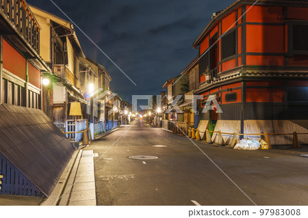 Midnight Hanamikoji in Gion, Kyoto 97983008