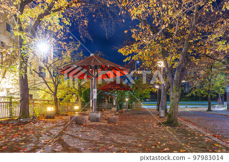 京都：只園白川紅傘的大氣夜景 97983014