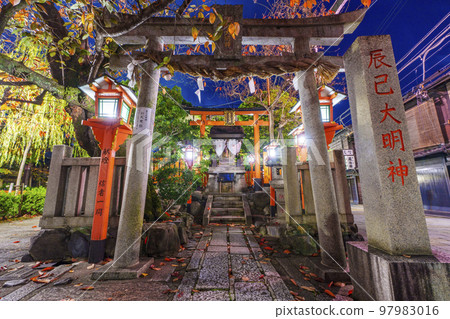 Kyoto's atmospheric Gion Shirakawa night view Tatsumi Daimyojin Kyoto's atmospheric Gion Shirakawa night view Tatsumi Daimyojin 97983016