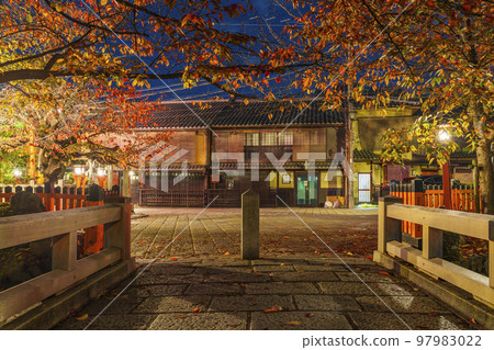 京都優雅的只園白川夜景辰橋秋 97983022