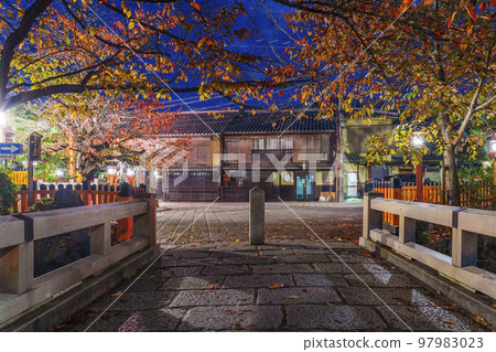 京都優雅的只園白川夜景辰橋秋 97983023