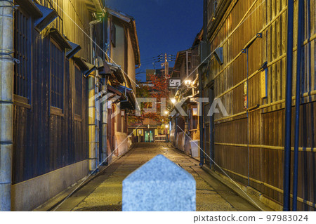 京都優雅的只園白川夜景辰橋秋 京都優雅的只園白川夜景辰橋秋 97983024