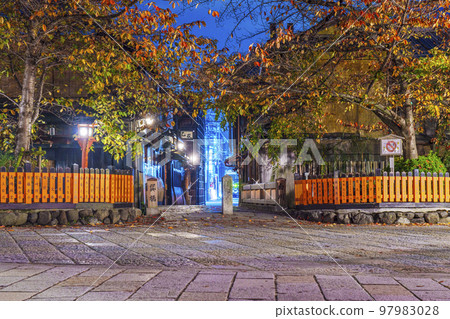 京都優雅的只園白川夜景辰橋秋 京都優雅的只園白川夜景辰橋秋 97983028