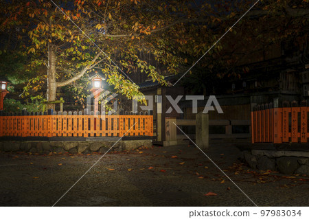 京都優雅的只園白川夜景辰橋秋 京都優雅的只園白川夜景辰橋秋 97983034