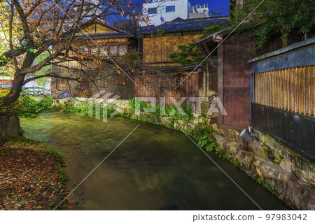 京都優雅的只園白川夜景辰橋秋 97983042