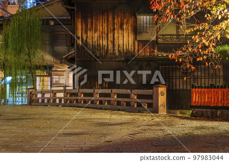 Kyoto: Atmospheric night view of Gion Shirakawa, Shimbashi, autumn Kyoto: Atmospheric night view of Gion Shirakawa, Shimbashi, autumn 97983044