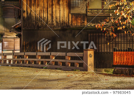Kyoto: Atmospheric night view of Gion Shirakawa, Shimbashi, autumn Kyoto: Atmospheric night view of Gion Shirakawa, Shimbashi, autumn 97983045