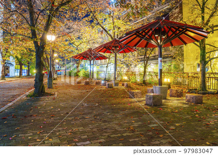 Kyoto: Atmospheric night view of Gion Shirakawa red umbrella 97983047