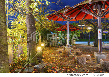 Kyoto: Atmospheric night view of Gion Shirakawa red umbrella 97983049