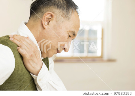 一位老人揉著他的肩膀 Stiff shoulder Stiff shoulder 97983193