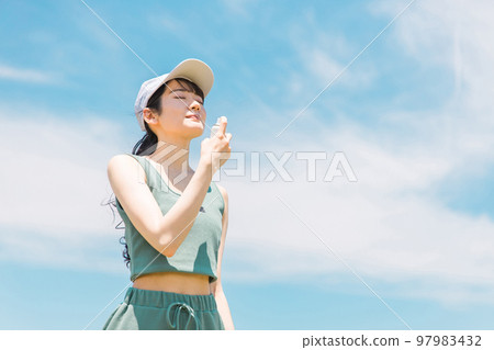 日本女性在夏季運動前進行止汗噴霧、紫外線護理、除臭護理 日本女性在夏季運動前進行止汗噴霧、紫外線護理、除臭護理 97983432