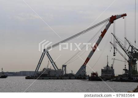 起重機駁船 FC-500 停泊在川崎重工神戶工廠 起重機駁船 FC-500 停泊在川崎重工神戶工廠 97983564