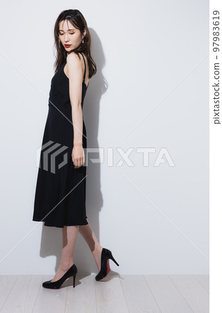 一個穿著黑色連衣裙的女人 97983619
