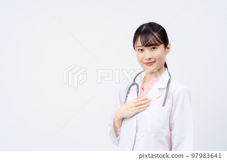 手放在胸前的年輕女醫生 手放在胸前的年輕女醫生 97983641