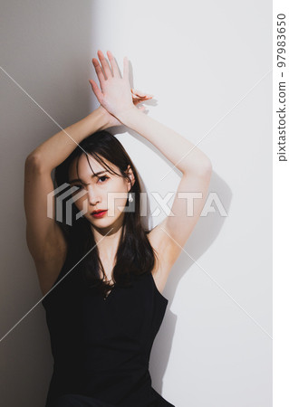 黑裙子的女人 97983650