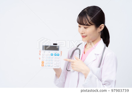 有計算器的年輕女性醫生 97983739
