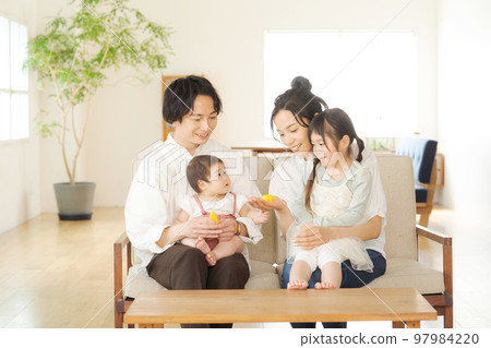 父母和孩子在客廳裡放鬆 97984220