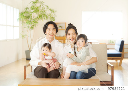 父母和孩子在客廳裡放鬆 97984221