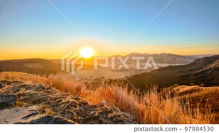 New Year's sunrise (Aso/Daikanbo) New Year's sunrise (Aso/Daikanbo) 97984530