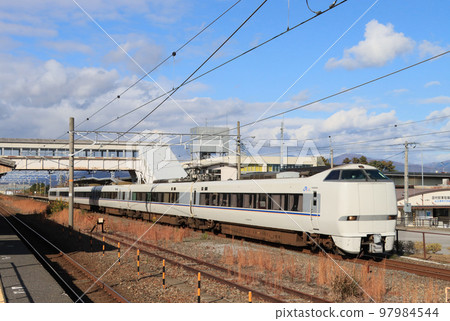經過北陸本線田村站的特快白鷺 97984544