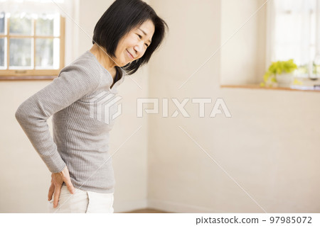 老年腰痛圖 中老年婦女抱腰 97985072