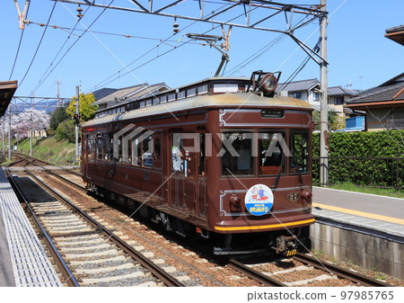 Keifuku Randen Mobo 21 type arriving at Omuro-Ninnaji Station Keifuku Randen Mobo 21 type arriving at Omuro-Ninnaji Station 97985765