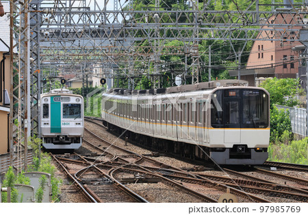 近鐵列車在新田邊站附近相互擦肩而過 近鐵列車在新田邊站附近相互擦肩而過 97985769