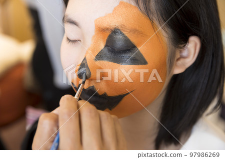 孩子在畫臉 97986269