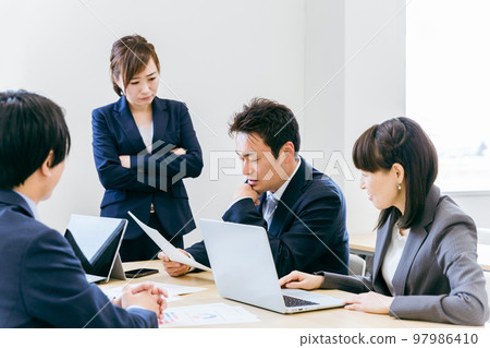 亞洲商人和女商人（男性和女性）討論問題、問題和缺點 97986410