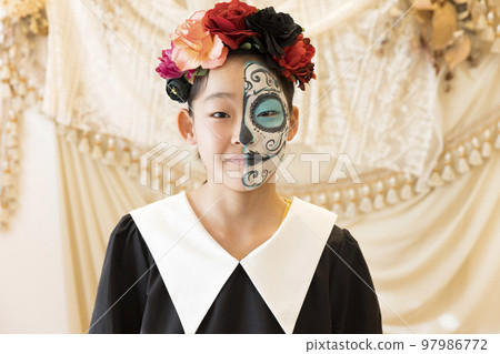 Elementary school girl with face paint Skull makeup Elementary school girl with face paint Skull makeup 97986772