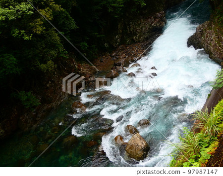 山間溪流 山間溪流 97987147
