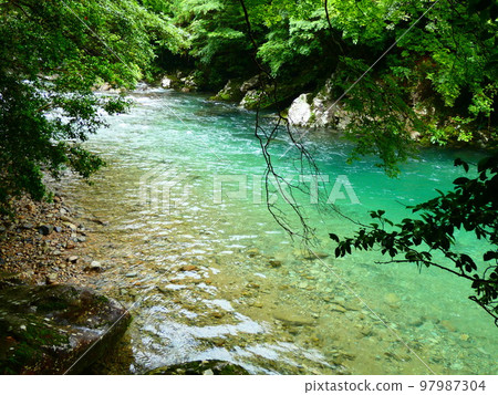 山間溪流 山間溪流 97987304