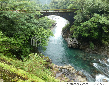 Arch bridge 97987725