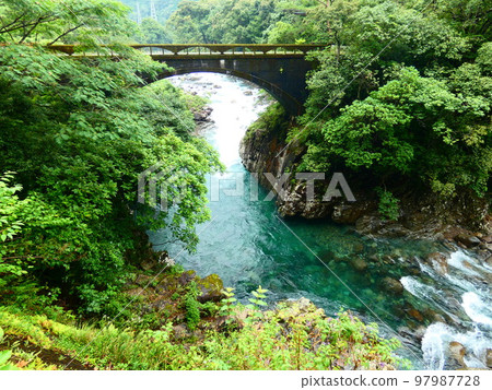 Arch bridge 97987728