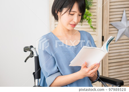 坐在輪椅上操作智能手機的年輕女性 多元社會的形象 坐在輪椅上操作智能手機的年輕女性 多元社會的形象 97989328