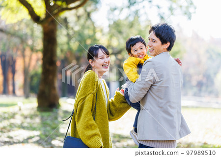 一個幸福的家庭在公園裡度過時光的形象 97989510