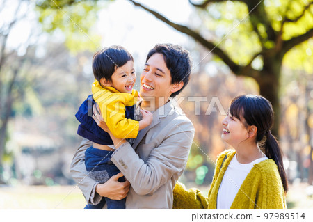 一個幸福的家庭在公園裡度過時光的形象 97989514