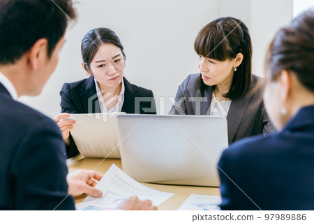 與辦公室遇到麻煩的高級/老闆協商的初級/下級女商人 與辦公室遇到麻煩的高級/老闆協商的初級/下級女商人 97989886