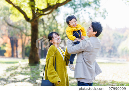 一個幸福的家庭在公園裡度過時光的形象 一個幸福的家庭在公園裡度過時光的形象 97990009