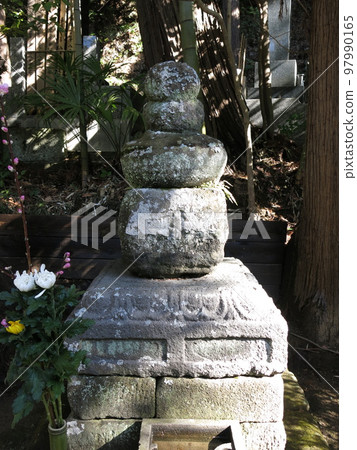 Hojo Yasutoki's grave at Jorakuji Temple in Kamakura Hojo Yasutoki's grave at Jorakuji Temple in Kamakura 97990165