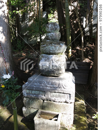 Hojo Yasutoki's grave at Jorakuji Temple in Kamakura Hojo Yasutoki's grave at Jorakuji Temple in Kamakura 97990166