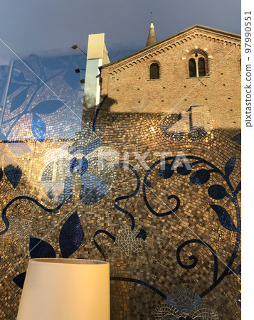 在意大利米蘭，一幅巧妙地將商店的馬賽克裝飾與古老建築的倒影融合在一起的圖像。 97990551
