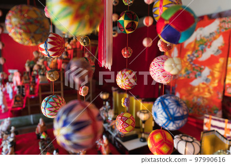 很多帶有 Hina 裝飾的球 97990616