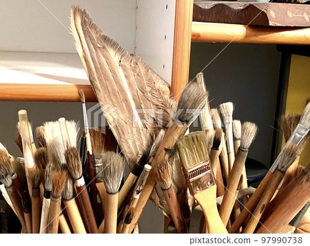 A pen holder with many brushes 97990738