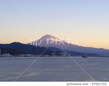 <靜岡市清水>從清水港看日出的富士山 <靜岡市清水>從清水港看日出的富士山 97991158