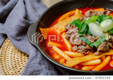 黑盤上放著辣味韓國菜 Tteokbokki,配有牛肉、蔬菜和魚餅 黑盤上放著辣味韓國菜 Tteokbokki,配有牛肉、蔬菜和魚餅 97991549